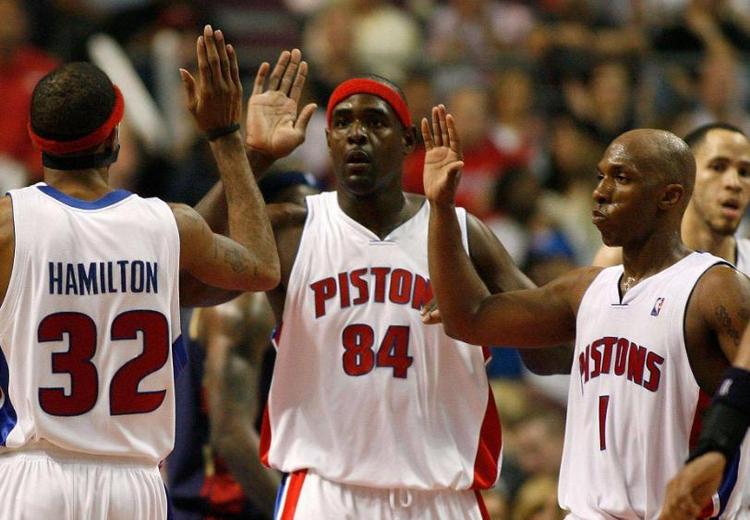 18岁新秀王洪泽CBA首秀获赞成熟如28岁（18岁新星王洪泽CBA处子战表现老练，被赞宛如28岁）