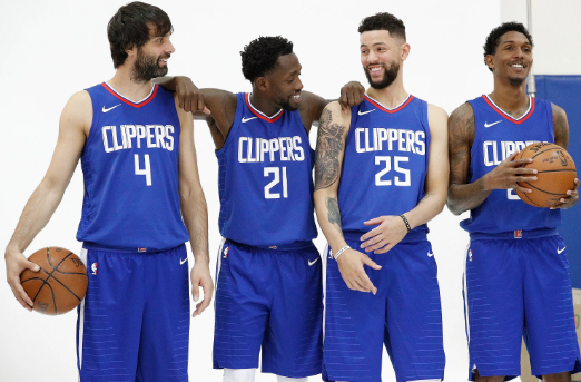 球队攻守转换加速，对手难以适应（攻防转换提速，令对手难以招架）