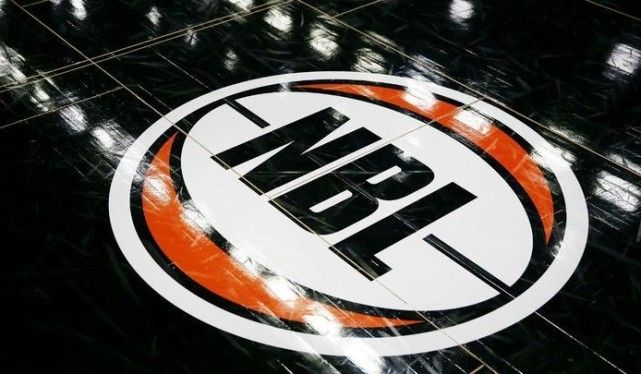 王曼昱“憋笑”嘴角压得好辛苦！想笑又不敢笑，与场上成鲜明对比（王曼昱强忍笑意，嘴角按得紧：想笑不敢笑，与赛场氛围形成强烈反差）