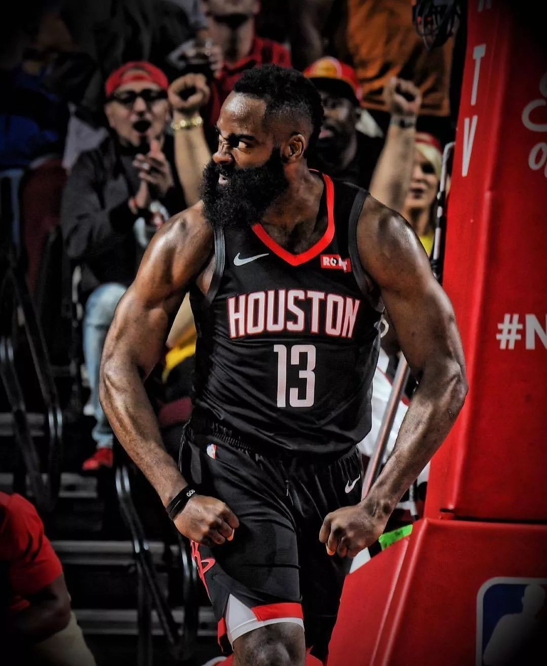 中超：上海海港主场4-1大胜深圳（中超：上海海港主场4比1完胜深圳）