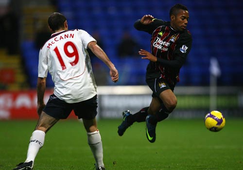 文胖：詹姆斯一直追求薪水最大化，但留湖人就不可能拿顶薪了（文胖：詹姆斯始终追求薪资最大化，留守湖人注定无缘顶薪合同）