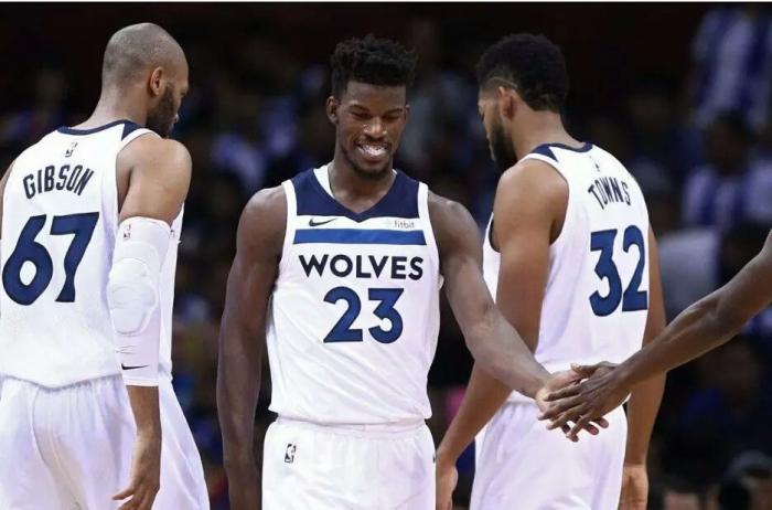 安德里希：边路不施加压力中路不贴防，这相当于邀请拜仁进攻（安德里希：边路缺压迫、中路不贴身，等于向拜仁发出进攻邀请）