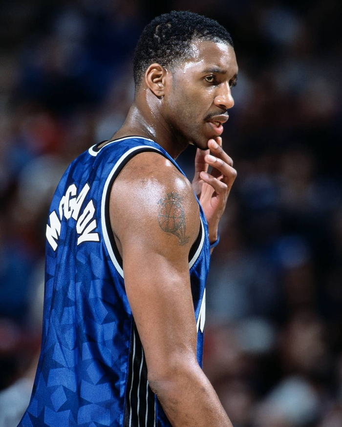 孙颖莎的身体柔韧性太好了，膝盖不弯，就这样直下去系鞋带，没几个人能做到吧（孙颖莎柔韧性逆天：挺直双腿也能系鞋带，少有人能及）