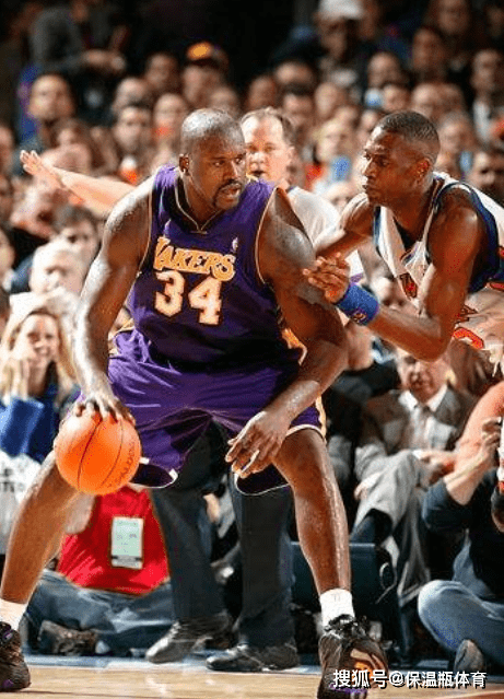 28+10！库里成为史上拿到25分+10板年纪最大的控卫（28+10！库里刷新纪录，成史上达成25分+10篮板的最年长控卫）