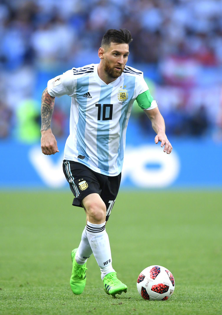 何宇鹏：在国安踢球真的很幸福；法比奥实至名归的金靴太帅啦（何宇鹏：为国安踢球倍感幸福；法比奥金靴名副其实，帅气十足）