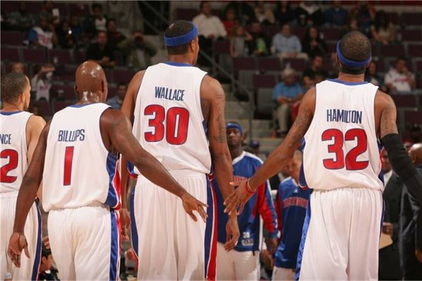 活塞单节净胜16分，三节得分破百领先25分打花老鹰（活塞单节赢16分，三节破百领先25分，轻取老鹰）