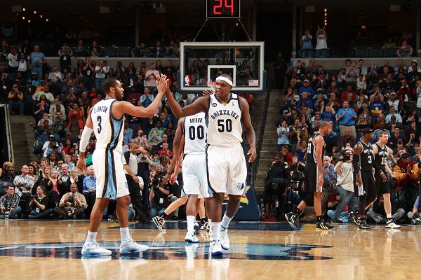 最后连丢4板！康宁汉姆：他们投的是超远三分，球没往我们这弹（末段连丢4个篮板！康宁汉姆：对手投超远三分，篮板点全不在我们这边）