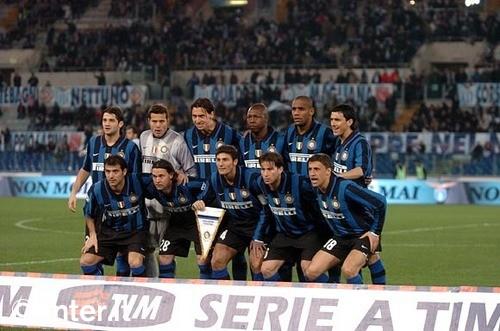 搞笑！哈特夺冠庆祝偷掐布伦森屁股，被摄像机全程拍下（笑翻！哈特夺冠庆祝悄悄捏布伦森臀部，镜头全程记录）